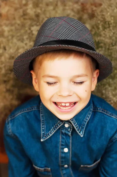 La faccia felice del bambino. Ritratto di un ragazzo carino. bambino con sh — Foto Stock