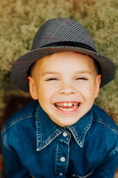 Χαρούμενο πρόσωπο του παιδιού. Πορτρέτο του ένα χαριτωμένο παιδί. μικρό αγόρι με sh — Φωτογραφία Αρχείου