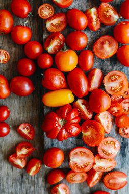 Ahşap masa domatese. Taze çekildi kırmızı domates. Varyasyon o