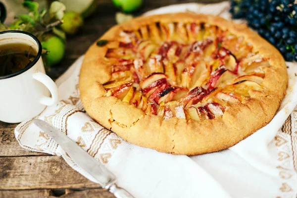 Torta com frutas e maçapão. Torta com pêra fresca e maçãs. a) — Fotografia de Stock