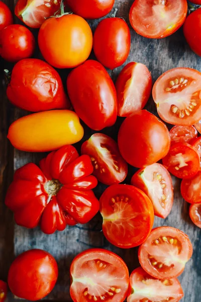 Tomate na mesa de madeira. Tomates vermelhos recém-colhidos. Variação do — Fotografia de Stock