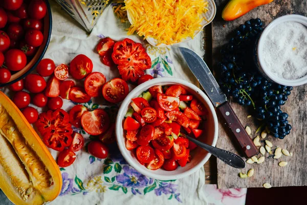 Tomate sur table en bois. Tomates rouges fraîchement cueillies. Variation o — Photo