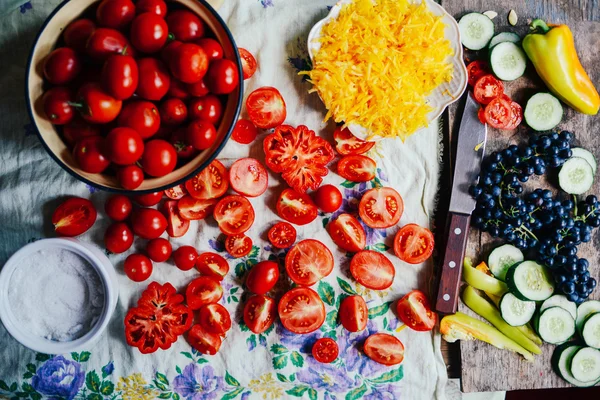 Tomate sur table en bois. Tomates rouges fraîchement cueillies. Variation o — Photo