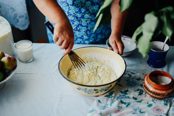 Žena je na vaření palačinky. Kořeněné ořešák squash ancakes. S — Stock fotografie