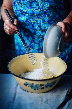 Kadın krep yemek pişiriyor. Baharatlı butternut squash ancakes. S