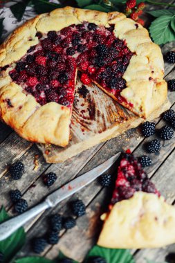  taze pişmiş berry pie. Böğürtlen pasta bir dilim eksik.