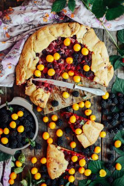  taze pişmiş berry pie. Böğürtlen pasta bir dilim eksik.