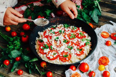 Sebzeli pizza. Pizza domates, soğancık ve taze otlar. Cher