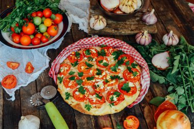 Sebzeli pizza. Pizza domates, soğancık ve taze otlar. Cher