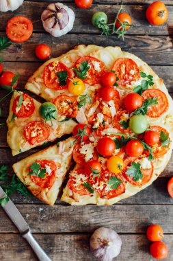 Sebzeli pizza. Pizza domates, soğancık ve taze otlar. Cher