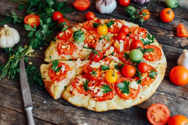 Sebzeli pizza. Pizza domates, soğancık ve taze otlar. Cher