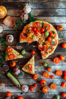Sebzeli pizza. Pizza domates, soğancık ve taze otlar. Cher