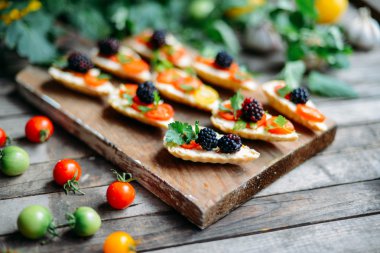 Ahşap masa üstünde böğürtlen mini tart. Lezzetli ev yapımı tartl
