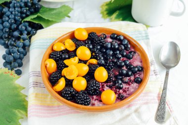 Badem ve bluebe ile blueberriesbreakfast tahıllar ile müsli