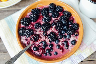 Badem ve bluebe ile blueberriesbreakfast tahıllar ile müsli
