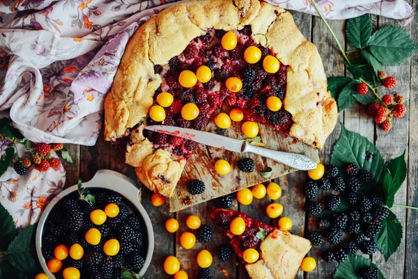 Pastel de bayas recién horneado. Pastel de moras con una rebanada que falta . —  Fotos de Stock