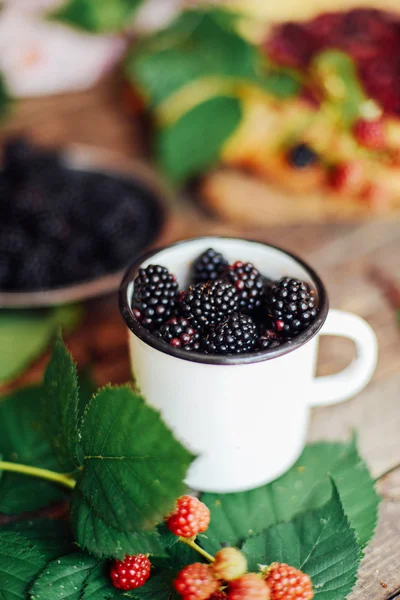 Pastel de bayas recién horneado. Pastel de moras con una rebanada que falta . —  Fotos de Stock