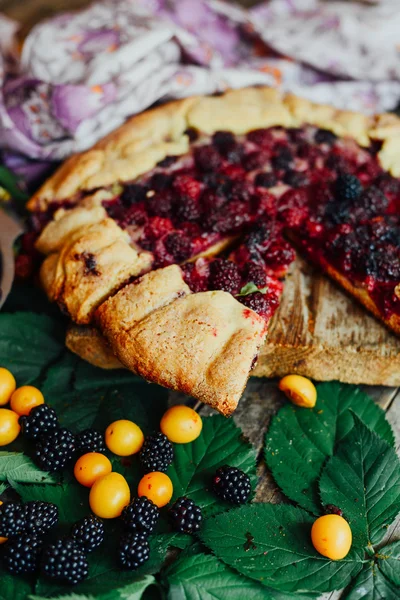 Freshly baked berry pie. Blackberries pie with a slice missing. — Stock Photo, Image