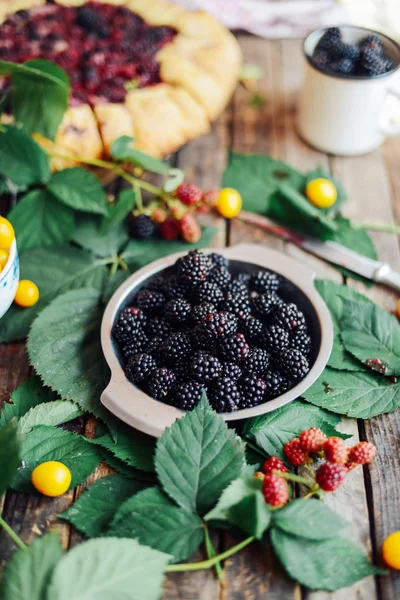 Tarte aux baies fraîchement cuite. Tarte aux mûres avec une tranche manquante . — Photo