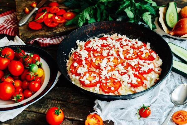 Pizza vegetariana. Pizza con tomates, chalota y hierbas frescas. Cher. —  Fotos de Stock
