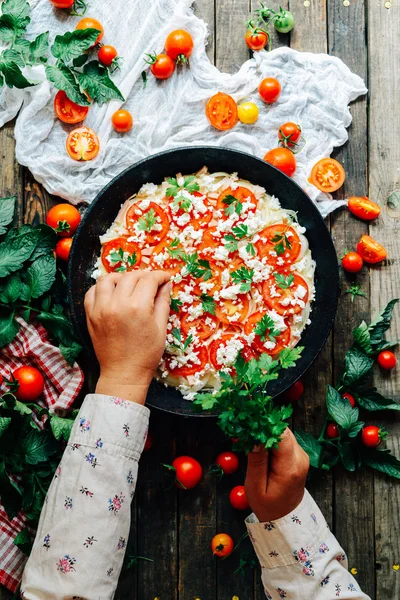 Pizza vegetariana. Pizza con tomates, chalota y hierbas frescas. Cher. —  Fotos de Stock