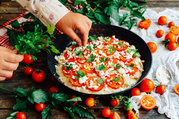 Pizza vegetariana. Pizza com tomate, chalota e ervas frescas. Cher... — Fotografia de Stock