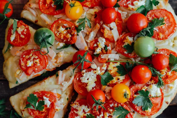 Pizza vegetariana. Pizza con tomates, chalota y hierbas frescas. Cher. — Foto de Stock