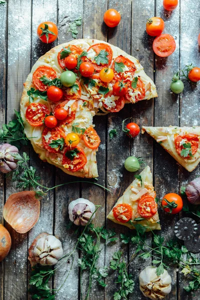 Veggie pizza. Pizza with tomatoes, shallot and fresh herbs. Cher