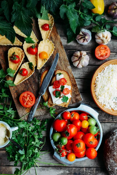 Mini tarte au canneberge sur la table en bois. Délicieux tarte maison — Photo