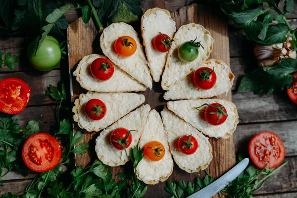 나무 테이블에 듀 베리가 미니 타르트. 맛 있는 수 제 tartl — 스톡 사진