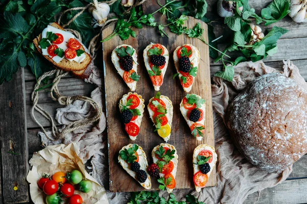 Dewberry mini tart on the wooden table. Delicious homemade tartl — Stock Photo, Image