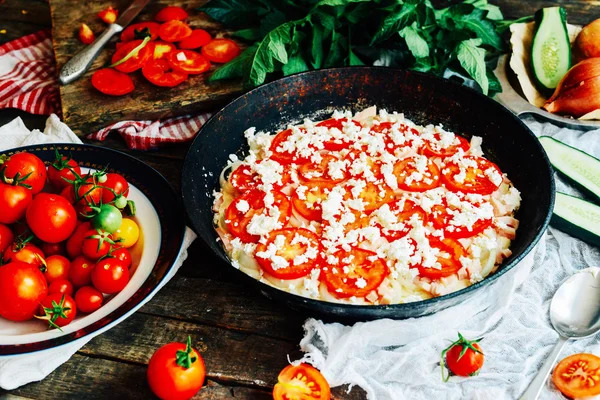 Pizza végétarienne. Pizza aux tomates, échalote et herbes fraîches. Cher — Photo