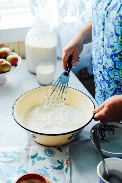 Die Frau kocht Pfannkuchen. gewürzt butternut kürbis ancakes.s — Stockfoto