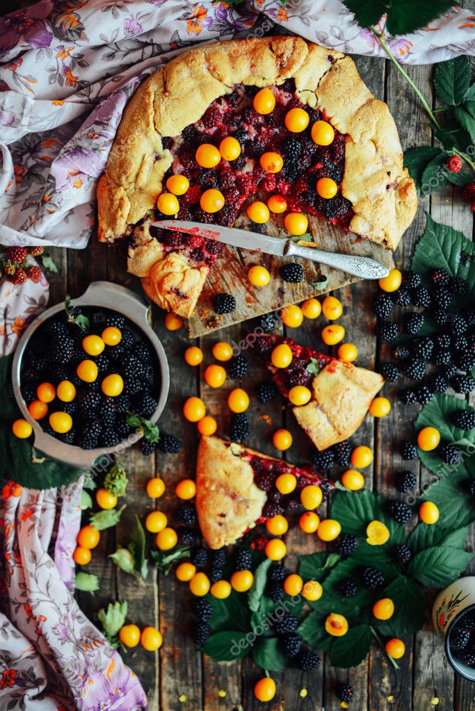 Taze pişmiş berry pie. Böğürtlen pasta bir dilim eksik. — Stok Foto