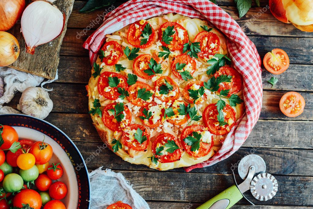 Sebzeli pizza. Pizza domates, soğancık ve taze otlar. Cher Stok