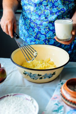 Kadın krep yemek pişiriyor. Baharatlı butternut squash ancakes. S