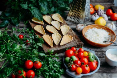Ahşap masa üstünde böğürtlen mini tart. Lezzetli ev yapımı tartl