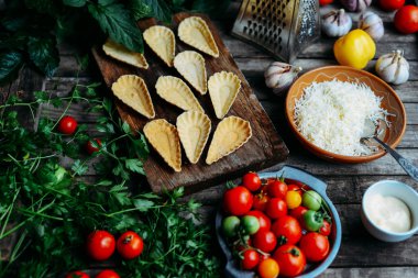 Ahşap masa üstünde böğürtlen mini tart. Lezzetli ev yapımı tartl