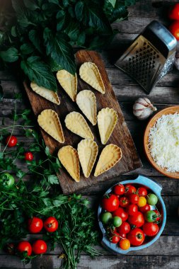 Ahşap masa üstünde böğürtlen mini tart. Lezzetli ev yapımı tartl