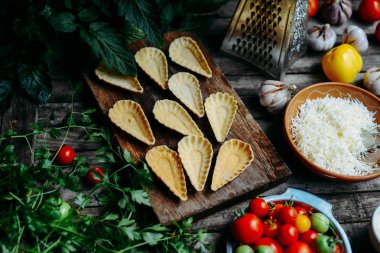 Ahşap masa üstünde böğürtlen mini tart. Lezzetli ev yapımı tartl