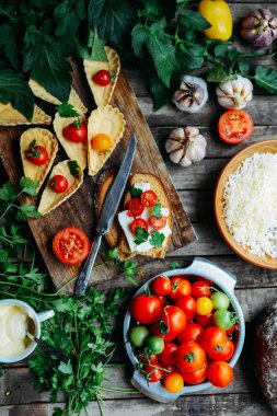 Ahşap masa üstünde böğürtlen mini tart. Lezzetli ev yapımı tartl