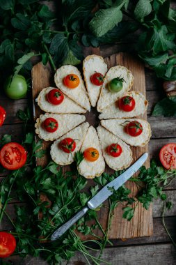 Ahşap masa üstünde böğürtlen mini tart. Lezzetli ev yapımı tartl