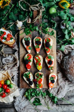 Ahşap masa üstünde böğürtlen mini tart. Lezzetli ev yapımı tartl