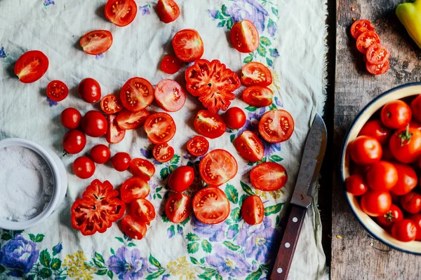 Tomate sur table en bois. Tomates rouges fraîchement cueillies. Variation o — Photo