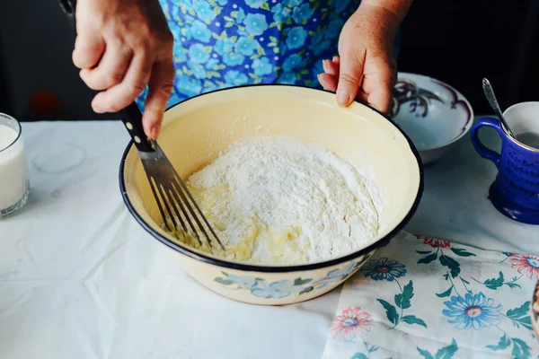 La mujer está cocinando panqueques. Crepes de calabaza de mantequilla especiada.S — Foto de Stock