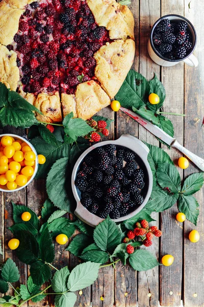 Pastel de bayas recién horneado. Pastel de moras con una rebanada que falta . —  Fotos de Stock