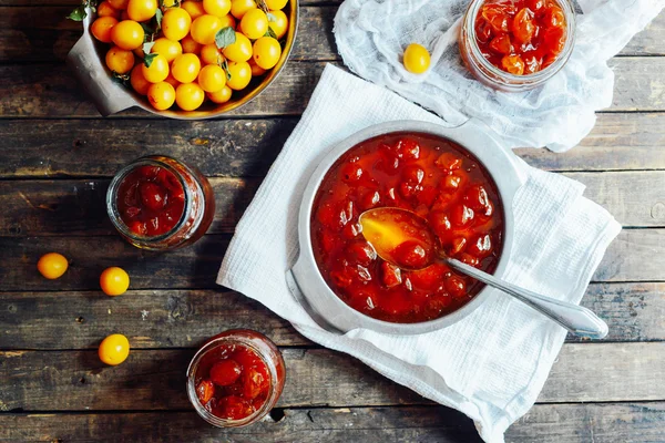 Pruimen jam in een klein kopje. Zelfgemaakte pittige Mirabelle, Green pl — Stockfoto