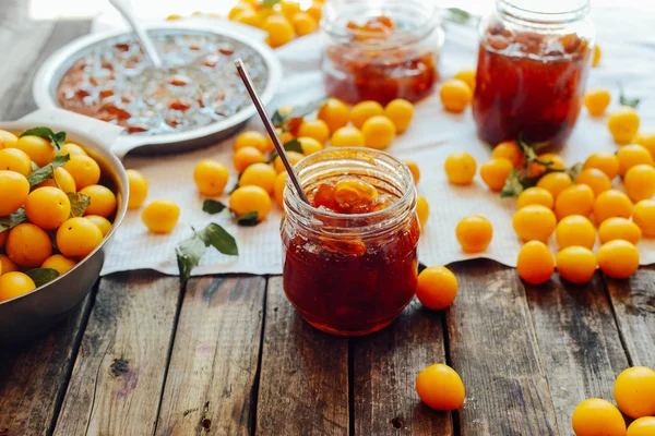 Compota de ameixas em uma pequena xícara. Caseiro picante mirabela, greengage pl — Fotografia de Stock