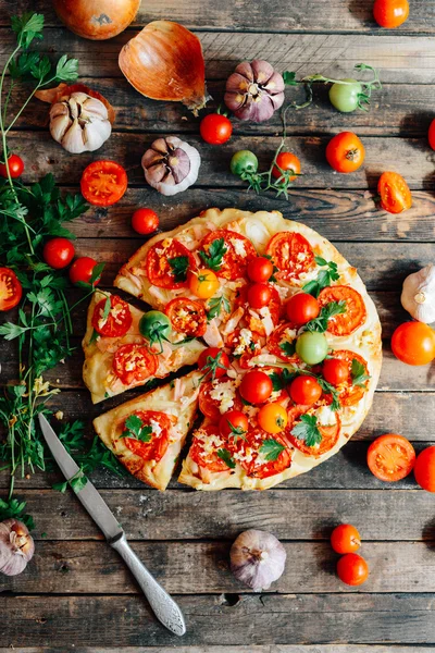 Sebzeli pizza. Pizza domates, soğancık ve taze otlar. Cher