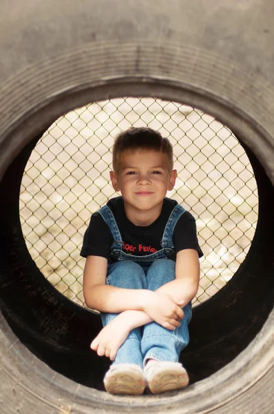 Portret uśmiechający się 7-letniego chłopca. 7-letniego chłopca z — Zdjęcie stockowe